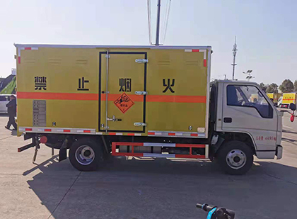 类乌齐爆破器材运输车工人安全操作规范与智能技术保障